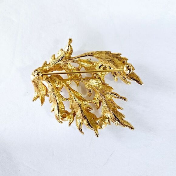Vintage Richelieu Signed Seagrass Matte Textured Gold Tone Faux Pearl Brooch Pin - Picture 5 of 7